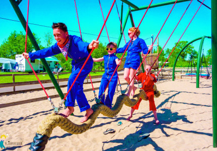 Speeltuin De Flierefluiter: Klimmen, zwemmen, schommelen en nog heel veel meer!