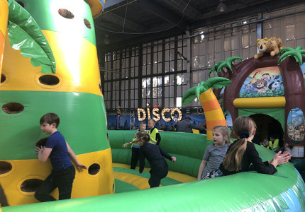 Springen, gamen en dansen in de kerk