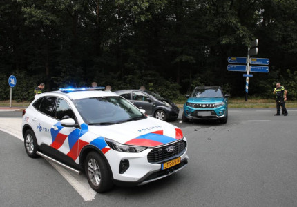 Twee auto’s zwaar beschadigd na voorrangsfout op kruising in Hoenderloo