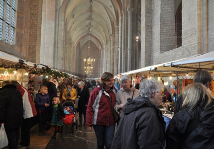 Kniepertjes met kerst in de kerk