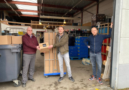 Ronde Tafel 25 schenkt 55 pizzapakketten aan Voedselbank