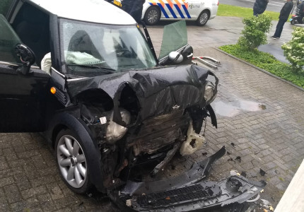Vrouw rijdt met haar auto tegen muur van huisartspraktijk