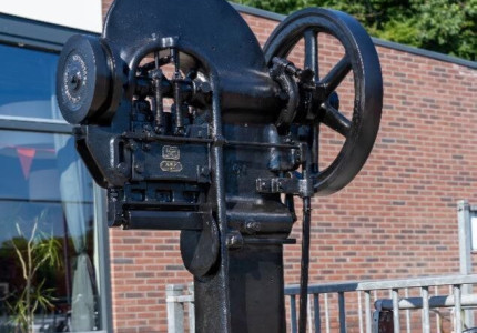 Oude machine blikfabriek krijgt prominente plek op tennispark