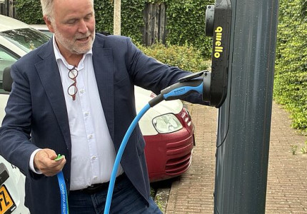 Proef: auto opladen aan lantaarnpaal