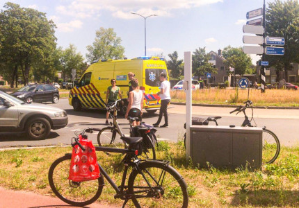 Fietsster gewond na aanrijding op rotonde