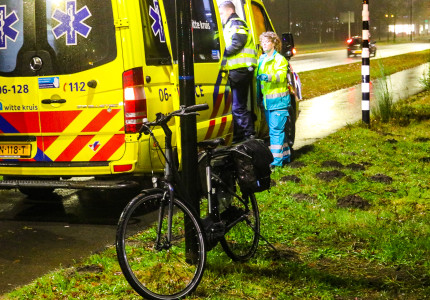Fietsster geschept door auto op bij Centraal Achmea