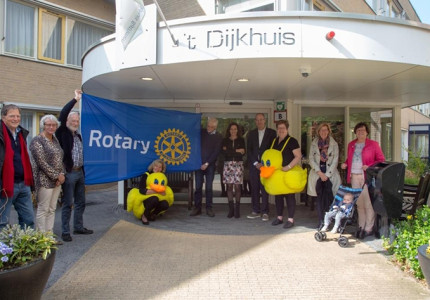 Badeendjes te watervoor belevingstuin