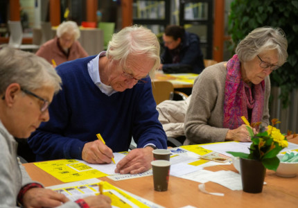 Schrijven tegen onrecht vanuit je eigen stoel
