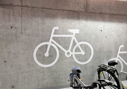 Nieuwe fietsenstalling Hofstraat opent – De Serre sluit