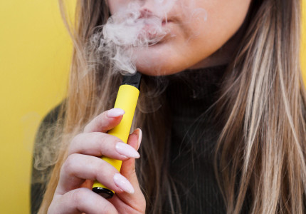 Steeds meer Gelderse jongeren aan de vape