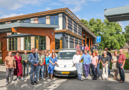 Zonneparking bij gemeentehuis officieel in gebruik genomen