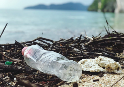 Kleine plastic korreltjes in de IJssel bij Zutphen