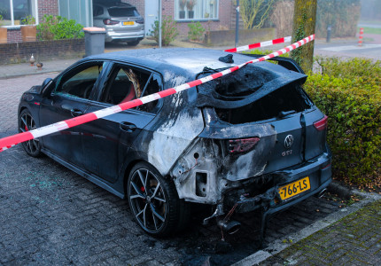 Auto brandt uit in Apeldoorn