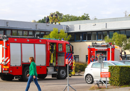 Brand op dak van bedrijf in Apeldoorn