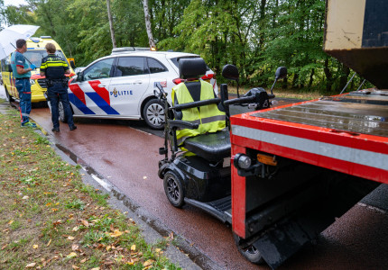 Scootmobiel botst op achtergelaten vrachtwagentrailer op fietsstrook in Schalkhaar