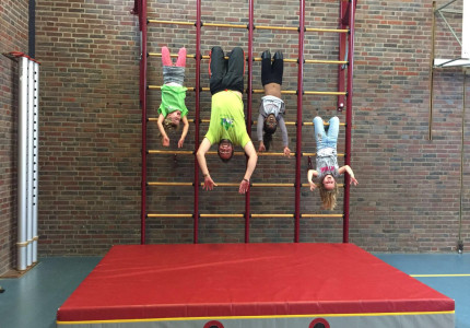 Kinderen Dikkertje Dap sporten en zwemmen