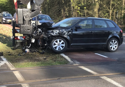 Bestuurder personenauto heeft engeltje op zijn schouder na botsing met trein